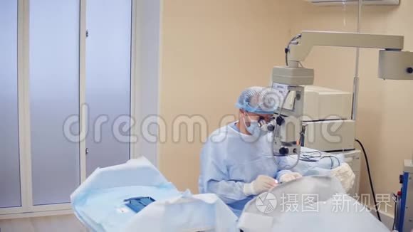男医生和两名护士正在手术中视频