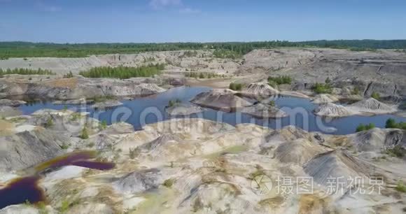 全景修复了废泥石采石场与湖泊视频