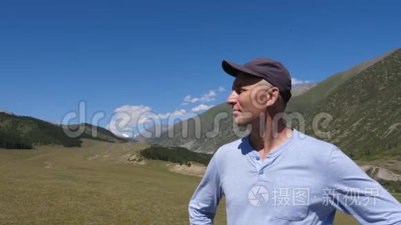 欣赏山景和呼吸山谷新鲜空气的成年男子