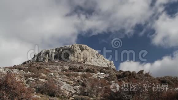 希腊山顶上乌云密布视频