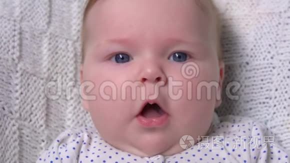 可爱的蓝眼睛婴儿微笑和聊天视频