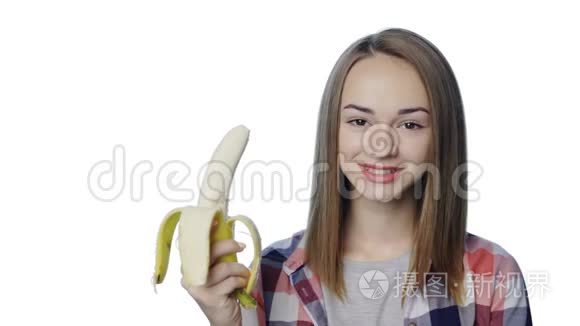微笑的女孩咬香蕉视频