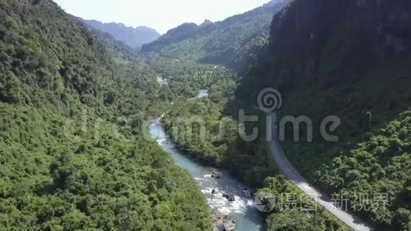 鸟瞰绿色峡谷与河流和公路视频