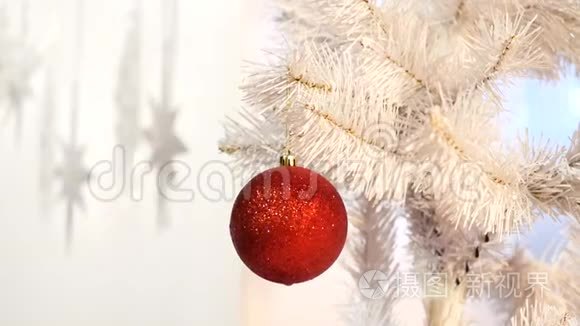 圣诞树上的一个红色玻璃装饰球
