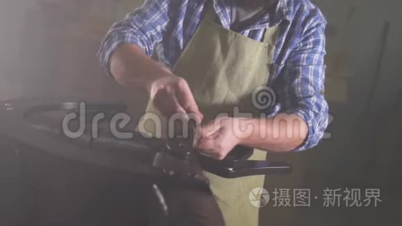 男主人的手在黑暗的车间里组装家具特写