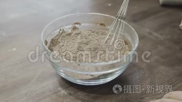 厨师把可可粉和面粉混合在碗里视频