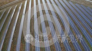 太阳能电池板的空中景观农场太阳能电池与阳光。