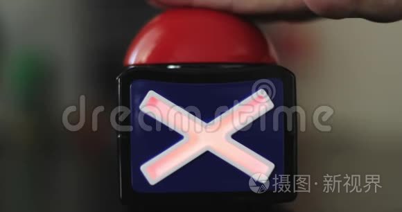 女性手按下红色停止按钮。