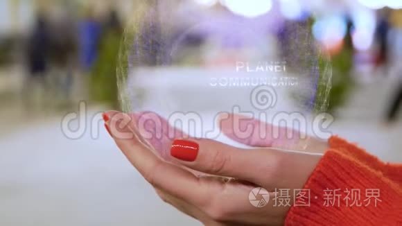 女性手拿着与文字星球通讯的全息图