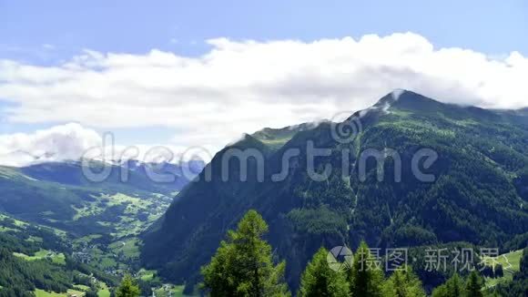 高山峡谷和山脉之间的云视频