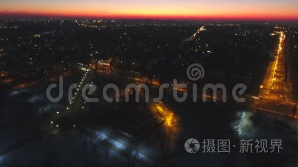 高清Drone拍摄的夜间城市，十字路口和属于交通的道路