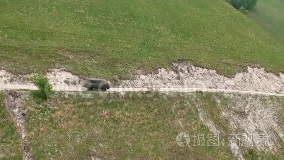 汽车在山区危险的道路上行驶视频