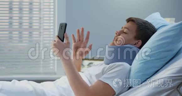 在医院使用手机的青少年患者