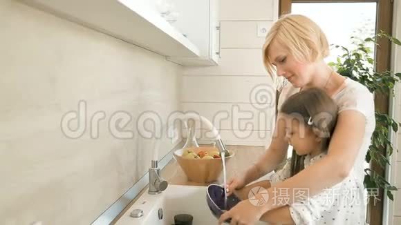 妈妈教女儿洗盘子视频