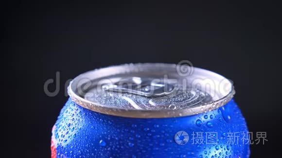 蓝罐碳酸软饮料在运动中旋转的特写镜头