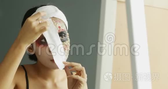 女人调整万圣节化妆的脸视频