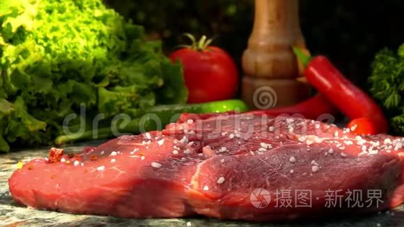 牛肉片上撒满了香料视频