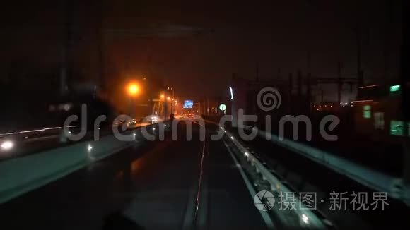电车穿过大桥视频