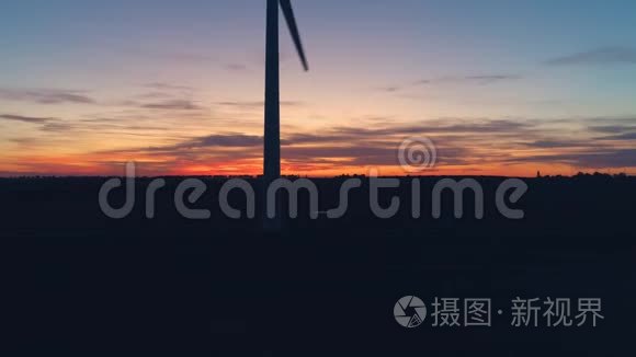 日落时用于野外电力生产的风车视频