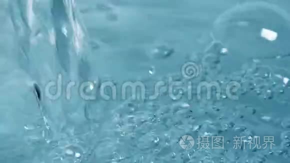纯净水流特写视频