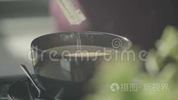 男性手将糖倒入杯中搅拌咖啡视频