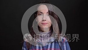 年轻迷人的白种人女性在看镜头时挥舞着头表示拒绝的特写镜头