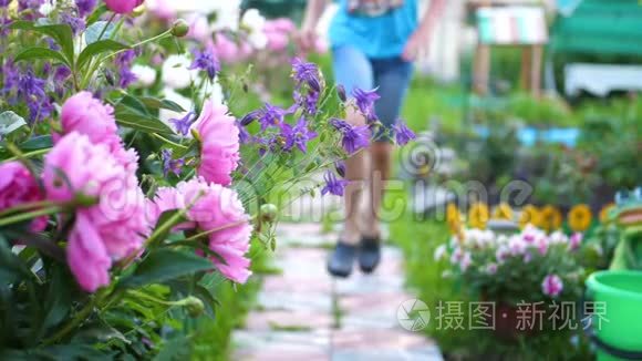 孩子们沿着小路沿着花跑.. 两个男孩在花园里玩。 快乐的童年