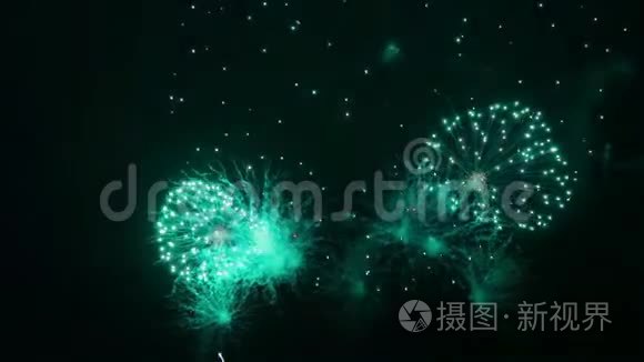 火红的烟花在江面的夜空中闪耀，映在水中