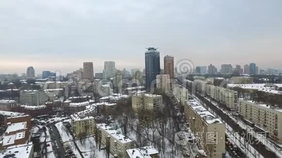 冬季城市建筑中的玻璃摩天大楼。 空中观景商务摩天大楼