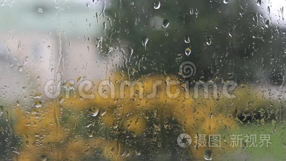 玻璃上的雨滴视频