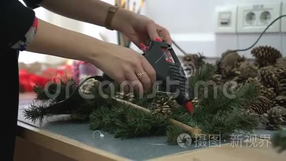 花商用胶装饰圣诞花环视频