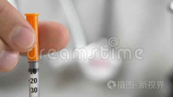 用注射器注射的医用小瓶视频