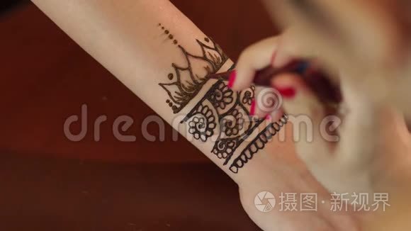 艺术家将指甲花纹在新娘`手上