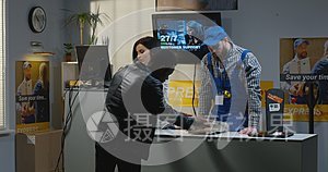 客户服务台收到损坏的包裹视频