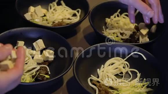 厨师在碗中加入豆腐成分视频