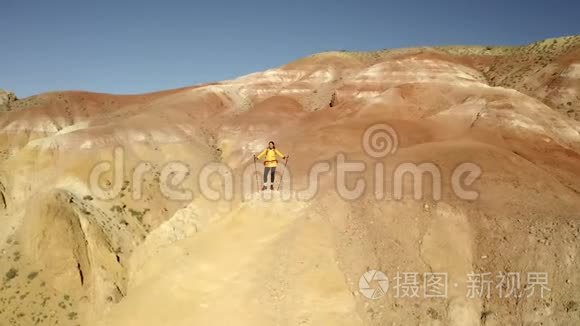 徒步旅行的女人用登山杖爬山。 空中山景。 。 美丽的山景观.. 医生