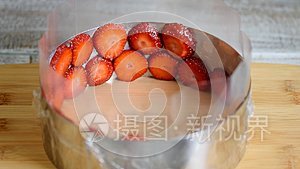 厨房里的糖果师做草莓慕斯蛋糕视频