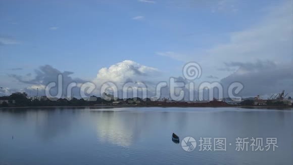 科纳克里港阴天下雨的快速视频