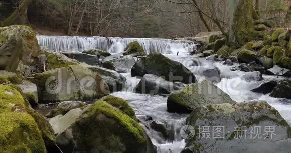 春天小河上的瀑布