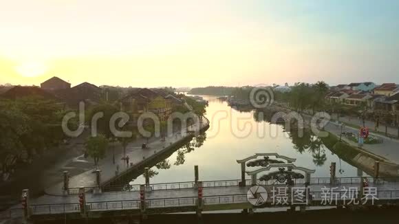黎明时分在海安河大桥上空飞行视频