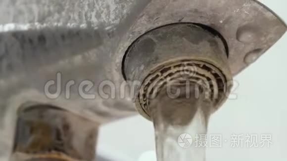 旧的水龙头与柠檬水特写视频