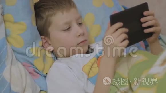 孩子正在网上观看节目视频