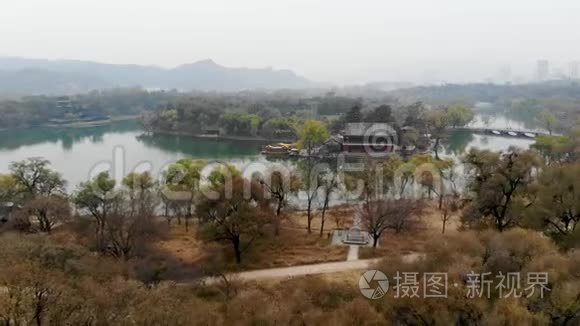 空中观景小亭子旁边的湖里面的故宫。 中国承德