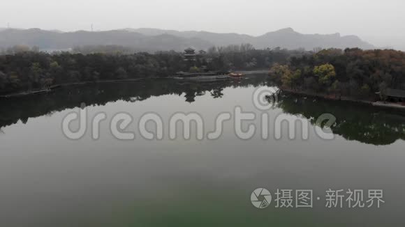空中观景小亭子旁边的湖里面的故宫。 中国承德
