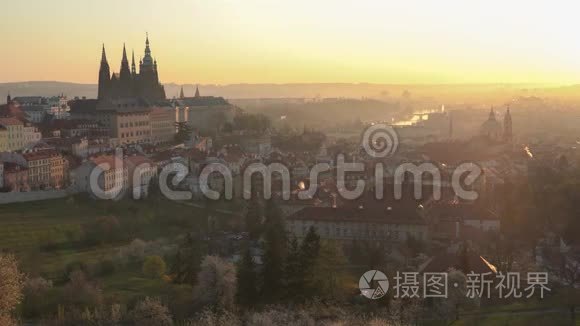 春天日出时，布拉格天际线的风景。 从彼得林山看到的圣维特和圣尼古拉教堂的塔