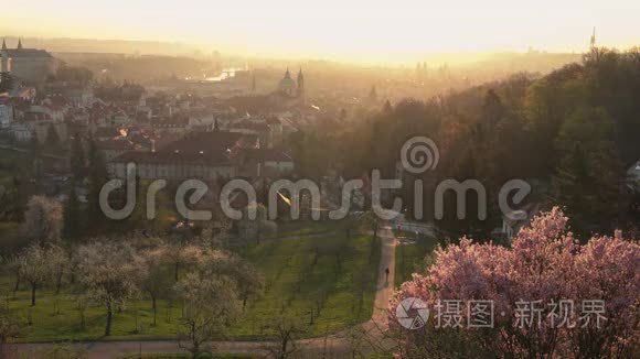 春天日出时，布拉格天际线的风景。 从彼得林山看到的圣维特和圣尼古拉教堂的塔
