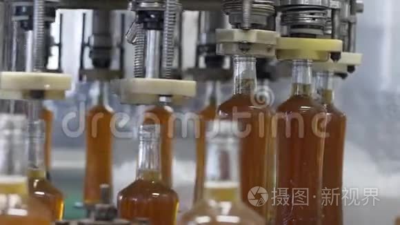 在工厂的玻璃瓶中溢出酒精饮料。 带玻璃瓶的传送带.. 酗酒者的呕吐