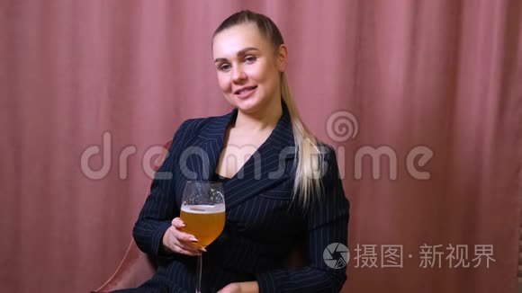 女性酗酒的年轻金发女人拿着香槟，啤酒。 女人在下班后喝酒放松