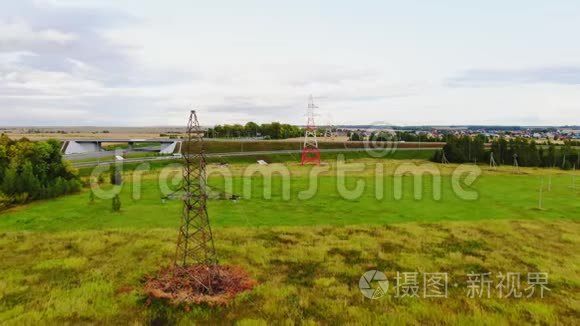 绿色草地之间的新旧输电塔视频