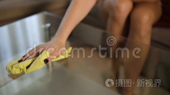 女性手在家用黄布清洁玻璃桌面视频